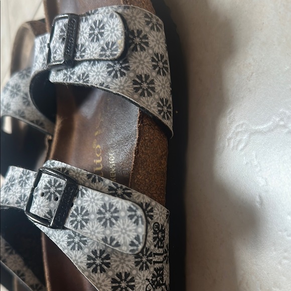 Women’s size 7 Black and White Sandals - Picture 5 of 6